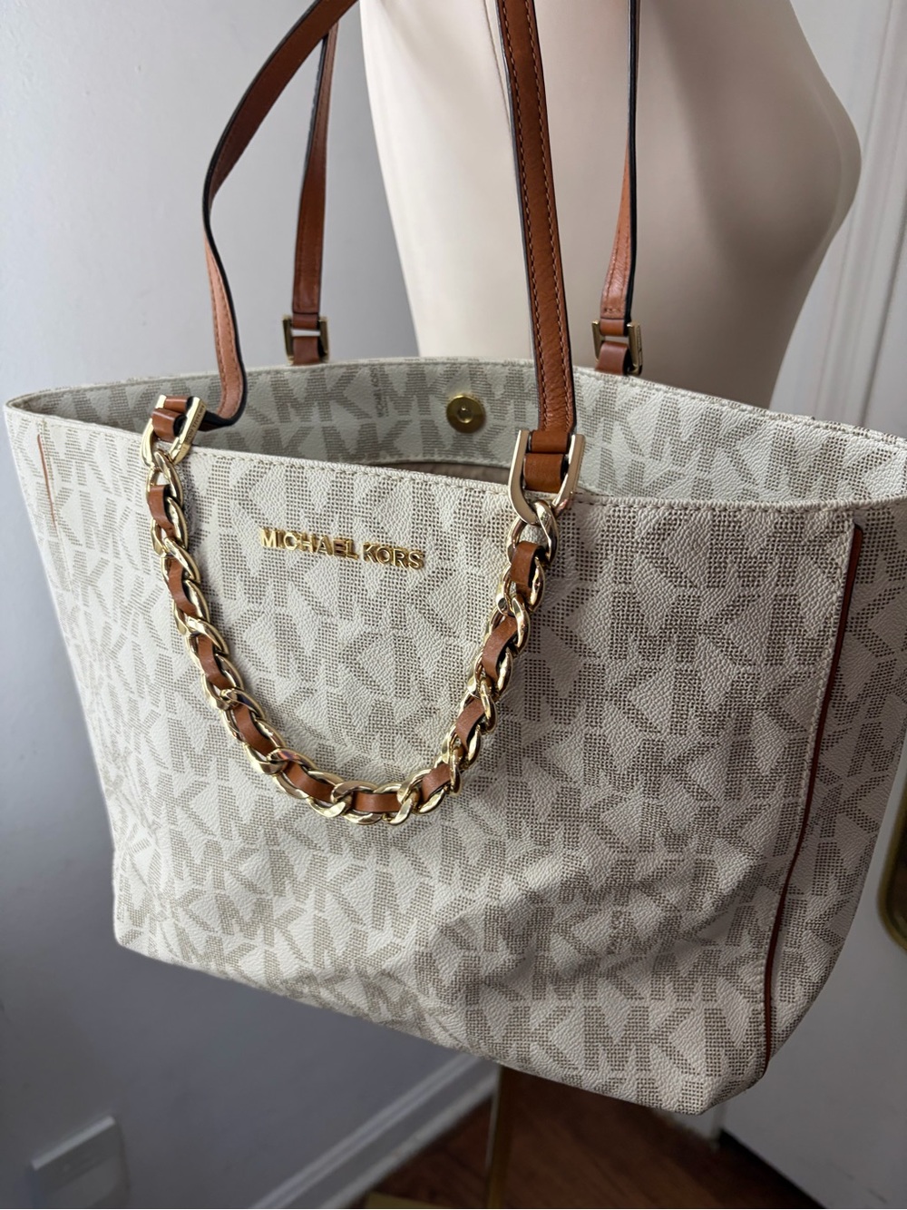 Y2KMichael Kors Cream Signature MK Tote with Brown Leather Straps and Gold Chain - Picture 2 of 7